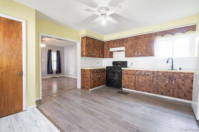 204 Oakland Street, Holly Village, MI 48442