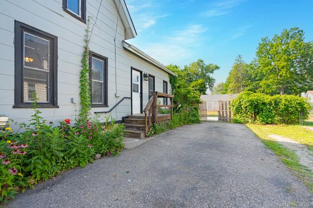 204 Oakland Street, Holly Village, MI 48442