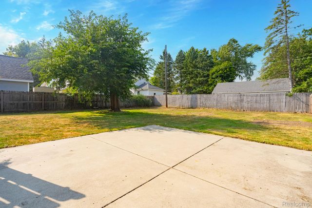 204 Oakland Street, Holly Village, MI 48442