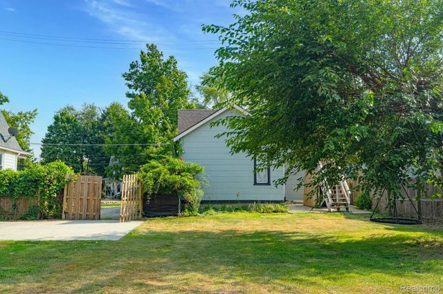204 Oakland Street, Holly Village, MI 48442