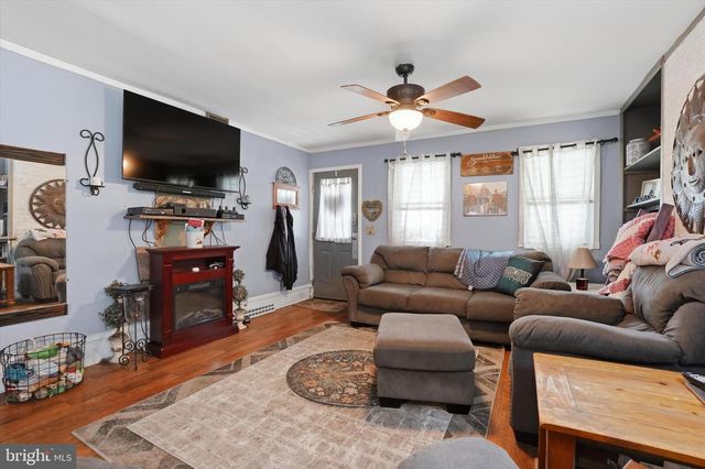 7 E MAPLE AVE, Morrisville, PA 19067