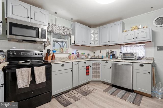 7 E MAPLE AVE, Morrisville, PA 19067