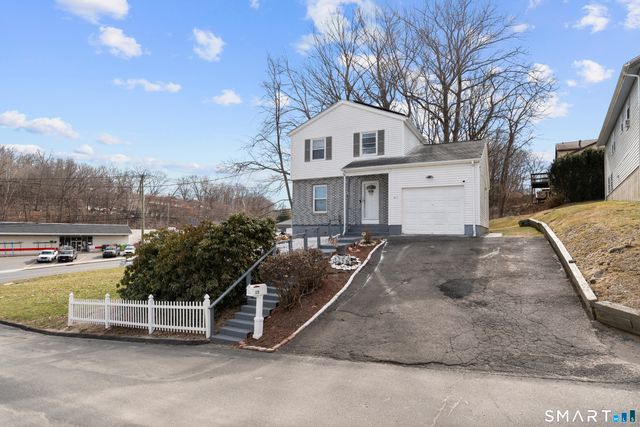 15 Kenneth Circle, Waterbury, CT 06710