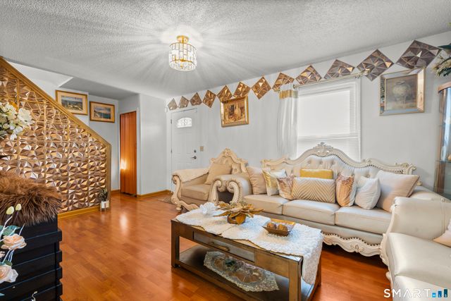 15 Kenneth Circle, Waterbury, CT 06710