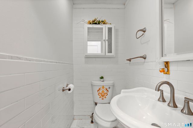 15 Kenneth Circle, Waterbury, CT 06710