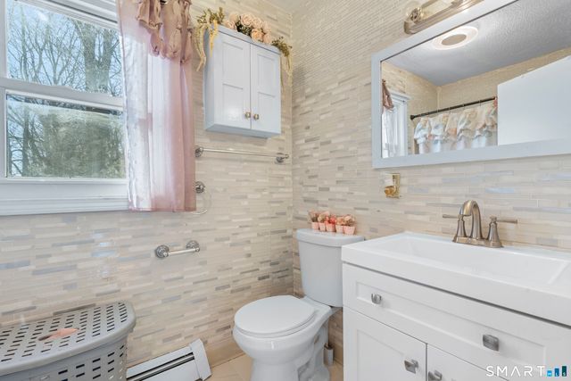 15 Kenneth Circle, Waterbury, CT 06710