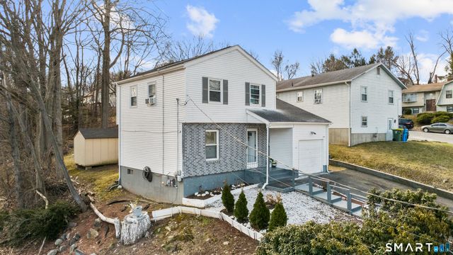 15 Kenneth Circle, Waterbury, CT 06710