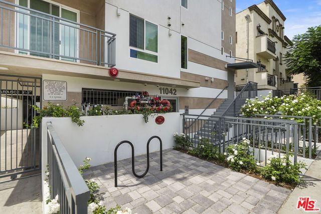 11042 La Maida Street 203, North Hollywood, CA 91601