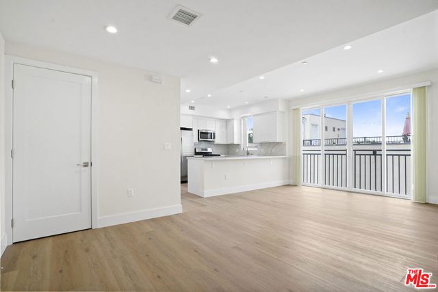 11042 La Maida Street 203, North Hollywood, CA 91601