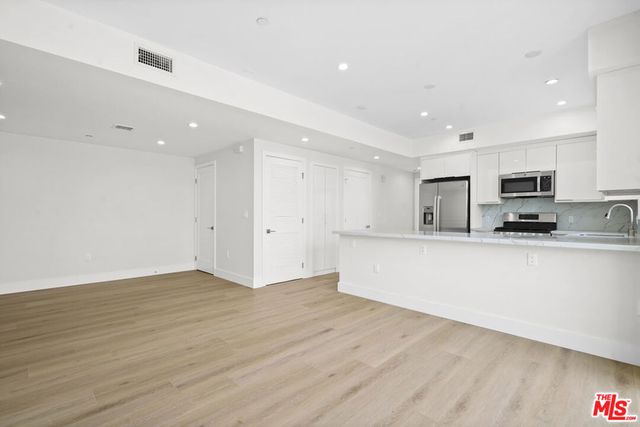 11042 La Maida Street 203, North Hollywood, CA 91601
