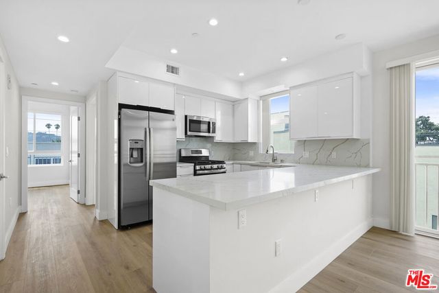11042 La Maida Street 203, North Hollywood, CA 91601