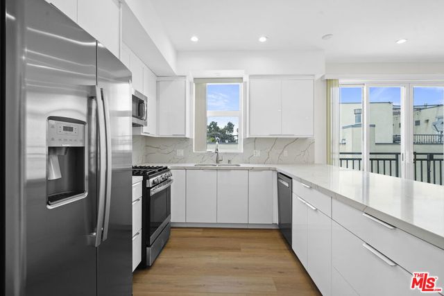 11042 La Maida Street 203, North Hollywood, CA 91601