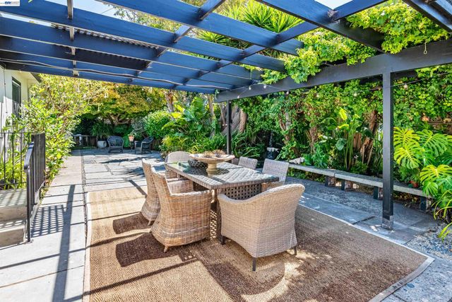 3229 Toyon Ter, Alameda, CA 94501