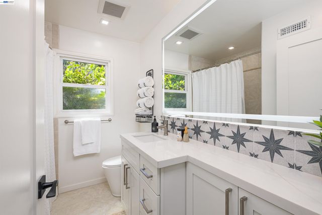 3229 Toyon Ter, Alameda, CA 94501