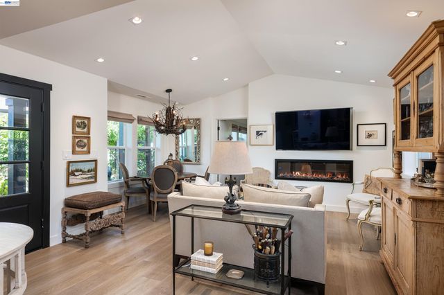 3229 Toyon Ter, Alameda, CA 94501