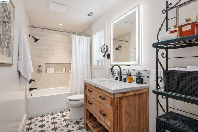 3229 Toyon Ter, Alameda, CA 94501