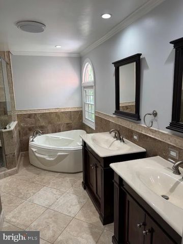 2304 LAKESHIRE DR, Alexandria, VA 22308