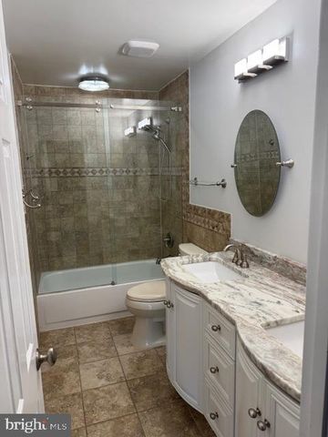2304 LAKESHIRE DR, Alexandria, VA 22308
