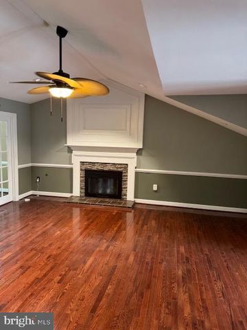 2304 LAKESHIRE DR, Alexandria, VA 22308