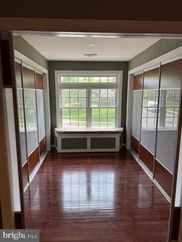 2304 LAKESHIRE DR, Alexandria, VA 22308