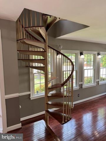 2304 LAKESHIRE DR, Alexandria, VA 22308