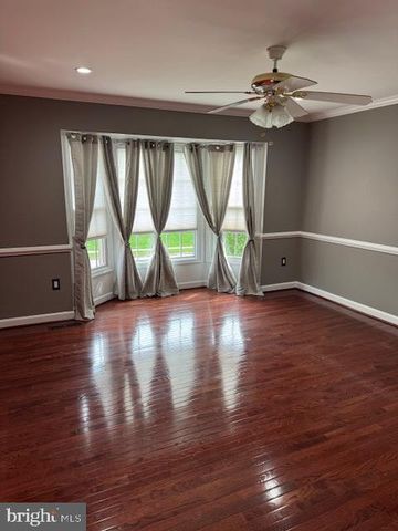 2304 LAKESHIRE DR, Alexandria, VA 22308