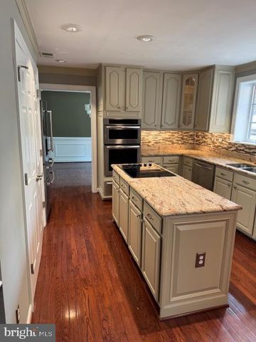 2304 LAKESHIRE DR, Alexandria, VA 22308