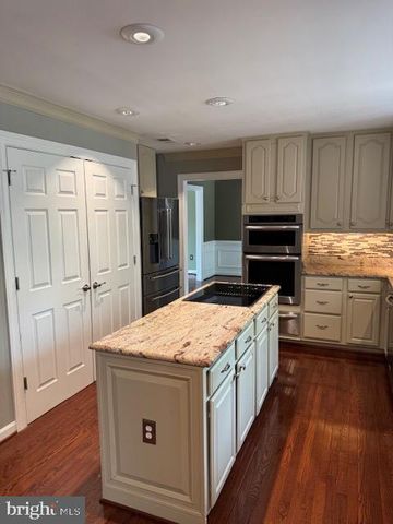 2304 LAKESHIRE DR, Alexandria, VA 22308