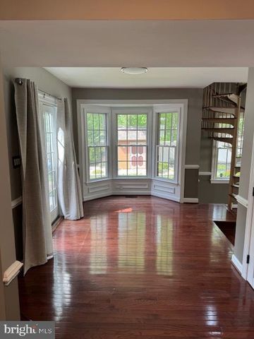 2304 LAKESHIRE DR, Alexandria, VA 22308