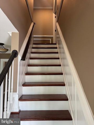 2304 LAKESHIRE DR, Alexandria, VA 22308