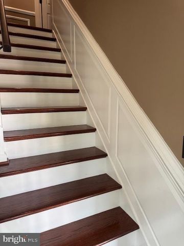 2304 LAKESHIRE DR, Alexandria, VA 22308
