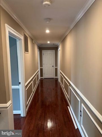 2304 LAKESHIRE DR, Alexandria, VA 22308