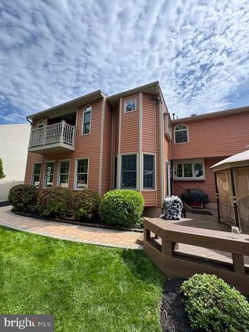 2304 LAKESHIRE DR, Alexandria, VA 22308