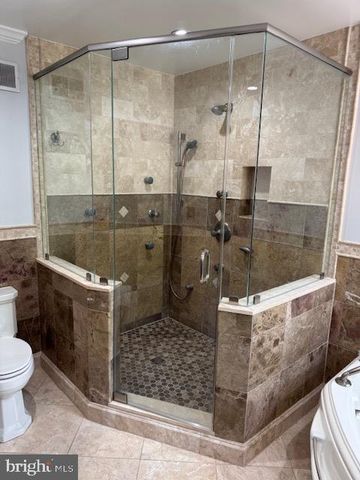 2304 LAKESHIRE DR, Alexandria, VA 22308