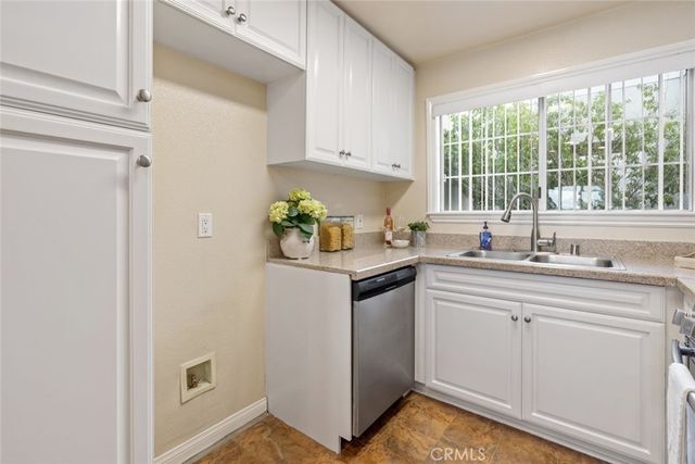 5500 Owensmouth Avenue 331, Woodland Hills, CA 91367