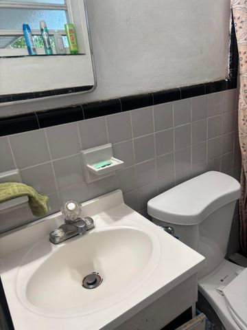 105 4TH Street 105, Lake Park, FL 33403