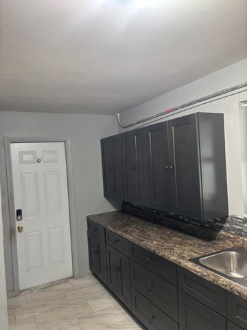 105 4TH Street 105, Lake Park, FL 33403