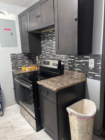 105 4TH Street 105, Lake Park, FL 33403
