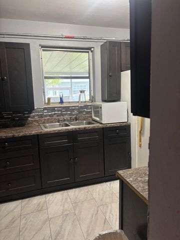 105 4TH Street 105, Lake Park, FL 33403