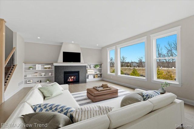 209 MOUNTAIN VIEW LANE, Milford Village, MI 48381