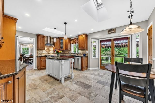 31 Samuel Dr, Raritan Twp., NJ 08822