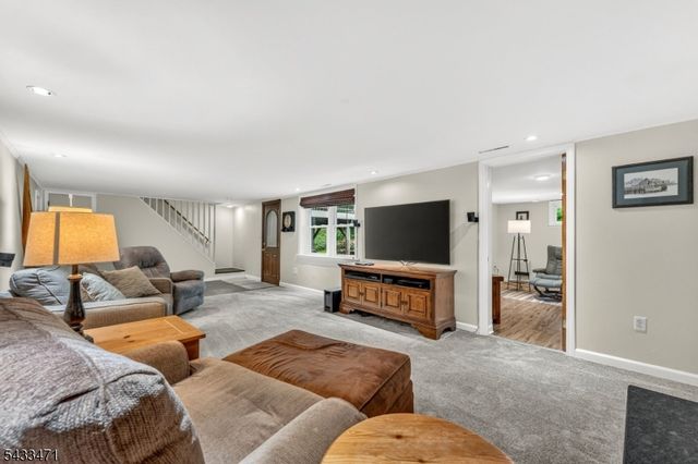 31 Samuel Dr, Raritan Twp., NJ 08822
