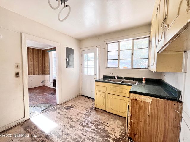 8020 OAKWOOD Street, Jacksonville, FL 32208