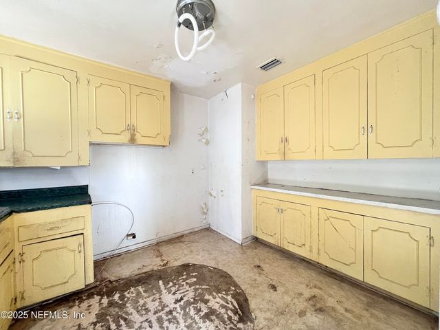 8020 OAKWOOD Street, Jacksonville, FL 32208