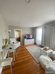 221 Park Road 2W, West Hartford, CT 06119