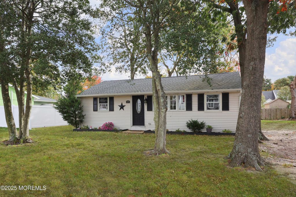 17 Hollycrest Drive, Brick, NJ 08723