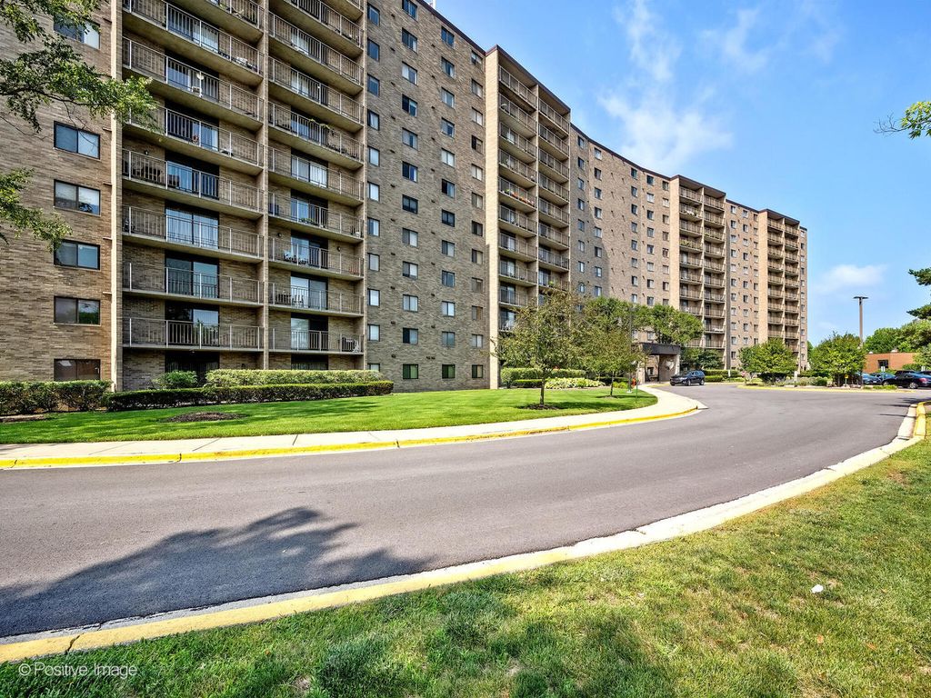 6340 Americana Drive 310, Willowbrook, IL 60527