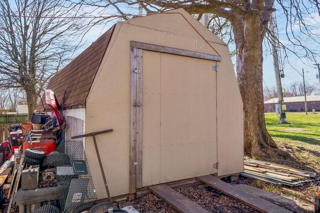 101 Jefferson Avenue, East Lynne, MO 64743