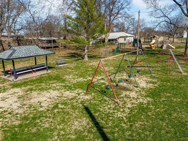 101 Jefferson Avenue, East Lynne, MO 64743