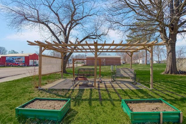 101 Jefferson Avenue, East Lynne, MO 64743